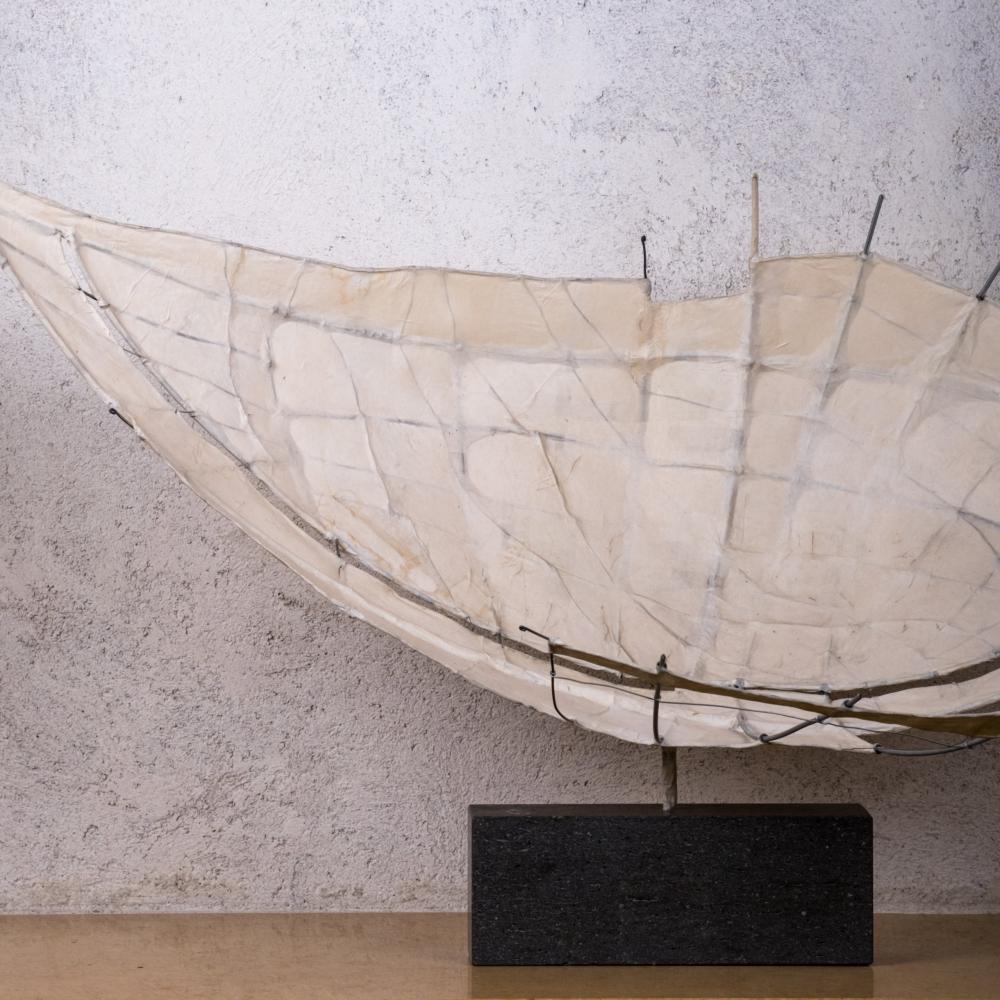 « Voyage » 2 (sur le socle)<br>fil de fer papier de chine (2005)<br>Fr. 1'500.-