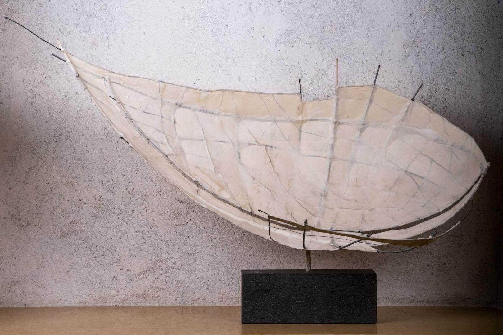 « Voyage » 2 (sur le socle)&#60;br&#62;fil de fer papier de chine (2005)&#60;br&#62;Fr. 1'500.-