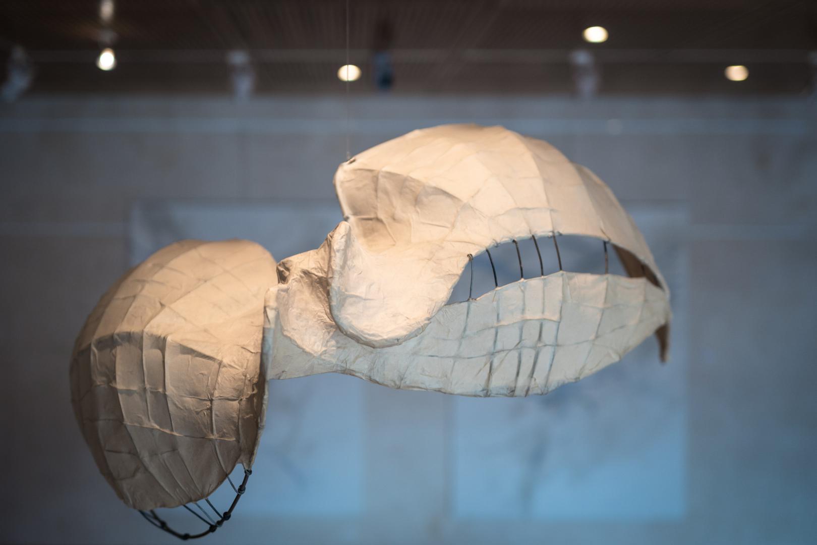 « Voyage » 1 (en l'air)&#60;br&#62;fil de fer papier de chine (2005)&#60;br&#62;Fr. 1'500.-